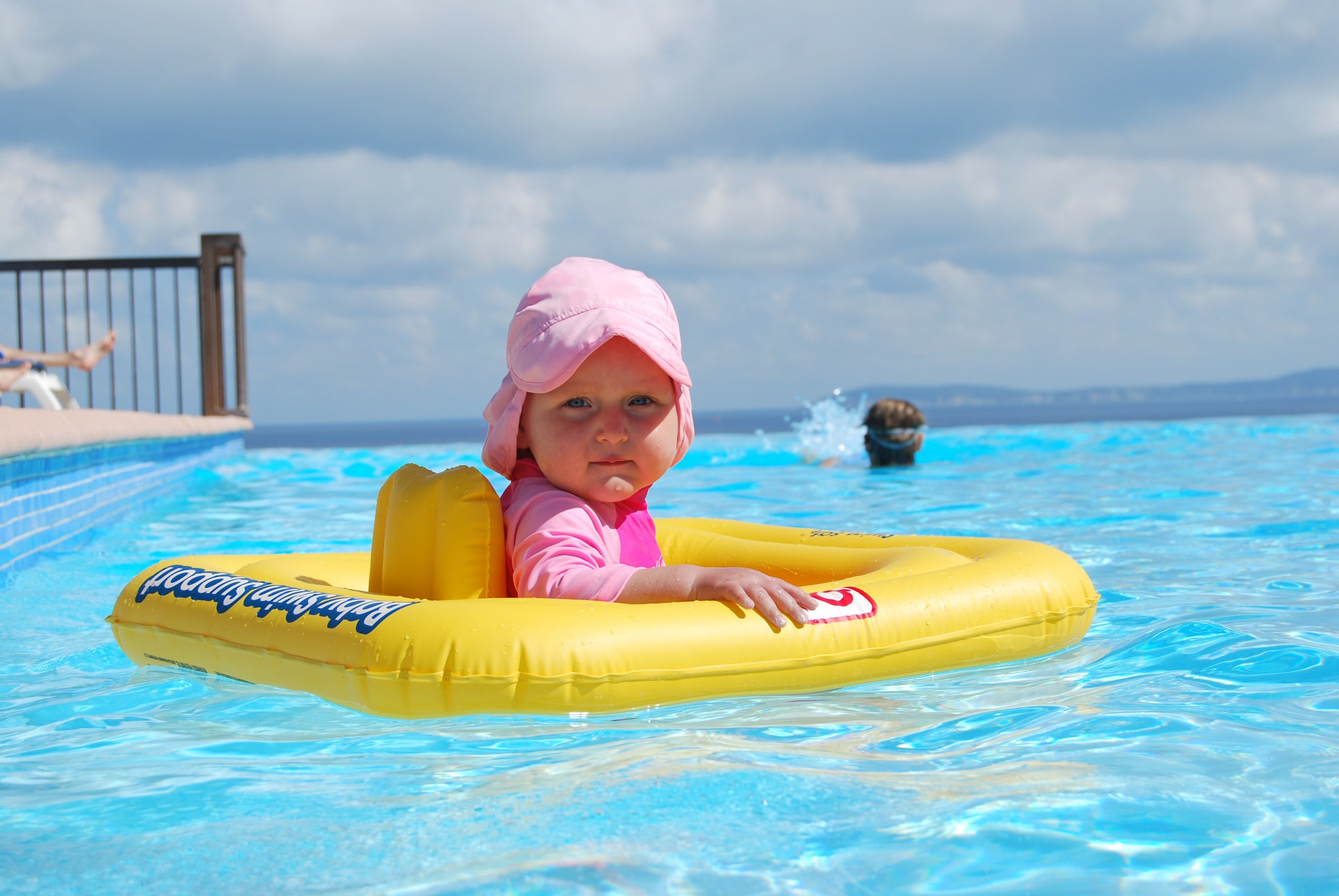 A Quel Age Emmener Son Bebe A La Piscine Blog Piscine Jardin