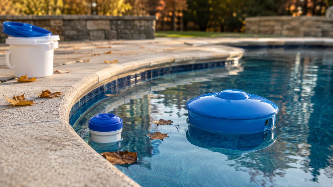 Produit d'hivernage et flotteur antigel placés dans une piscine avant l'hiver, gros plan sur l'eau → Piscine et Jardin