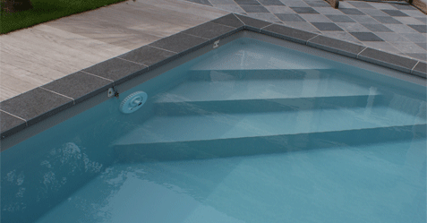 Piscine avec accès par escalier d'angle 3 marches