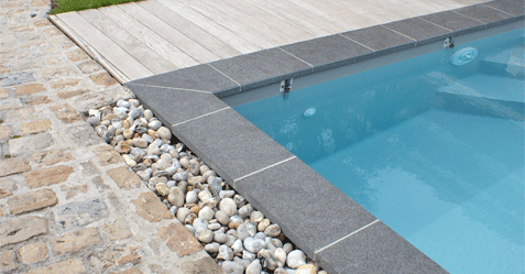 Angle de piscine avec margelles en Basalt et coupes d'angles droites