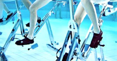 La pratique du vélo sous l'eau ? L'aquabike est devenu le sport préféré dans les piscines.