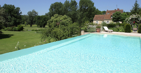 Piscine à débordement avec vue sur un ravissant jardin