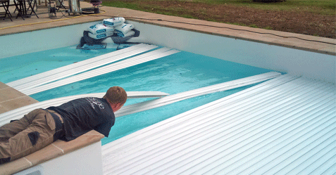 Changement des lames cassées d'un vieux volet de piscine