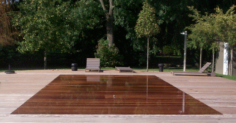 Photo de piscine à fond mobile en bois extérieure avec planché automatique