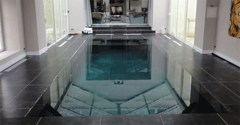 Photo de piscine miroir, débordement de 4 côtés de piscine intérieure