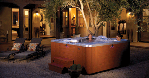 Spa portable CALDERA avec marche et cascade dans une ambiance nocturne. Spa portable CALDERA avec marche et cascade dans une ambiance nocturne.