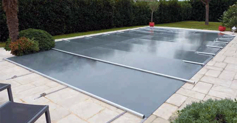 Couverture à barres de sécurité piscine de couleur gris