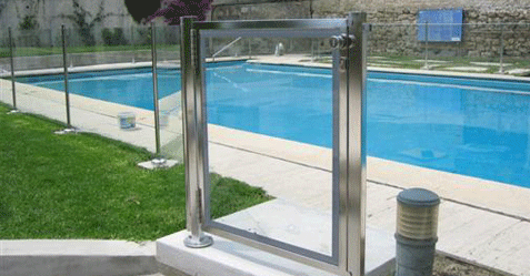 Barrière de sécurité piscine en verre avec cadre en Inox et portillon sécurisé.