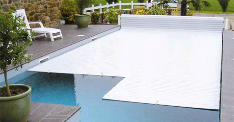 Volet de piscine hors-sol avec lames en PVC blanc.