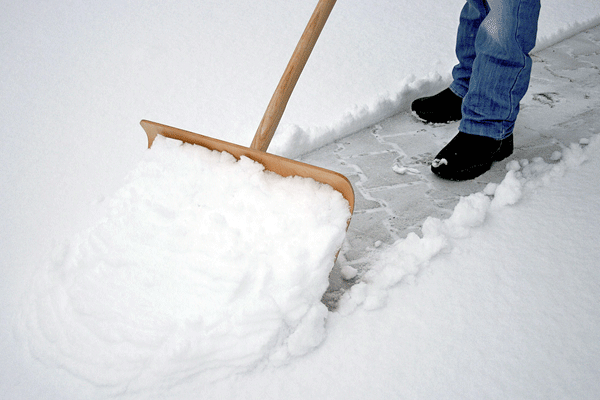 Déneigement et salage de vos espaces commerciaux à Arras et ses environs