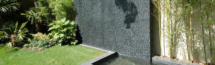 mur d'eau en pierre pour ce bel exemple de Fontaine de jardin