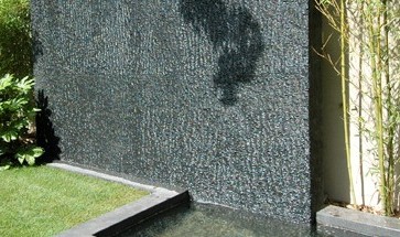 aménagement terrasse balcon avec un mur d'eau