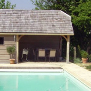 pool house dans un jardin