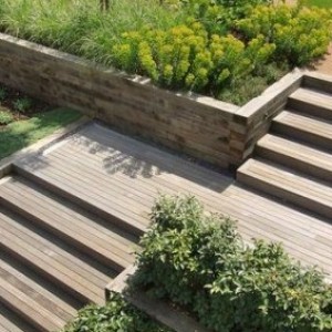 Création d'une terrasse moderne sur plusieurs niveau avec escaliers