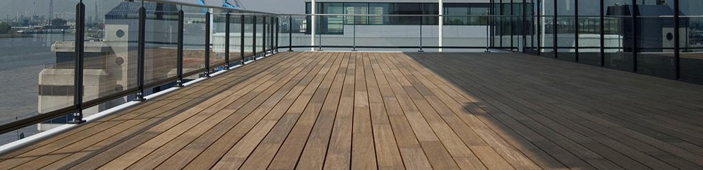 Revêtement toiture terrasse accessible en bois exotique sans entretien