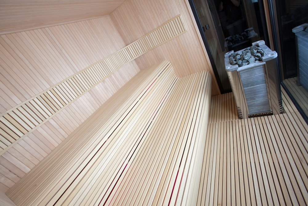 Alternative au sauna extérieur tonneau avec intérieur moderne