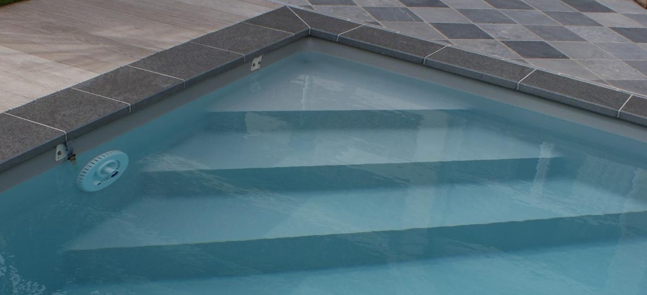 Escalier d'angle droit de piscine avec liner gris clair