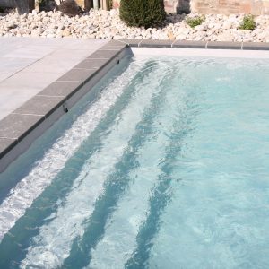 Escalier toute largeur de piscine avec liner gris clair