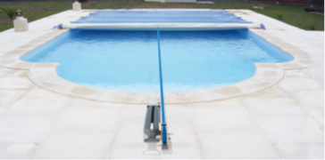 Vector-2---Déroulage-de-la-couvertude-de-face Sangle de retour pour refermer une couverture à barres de piscine