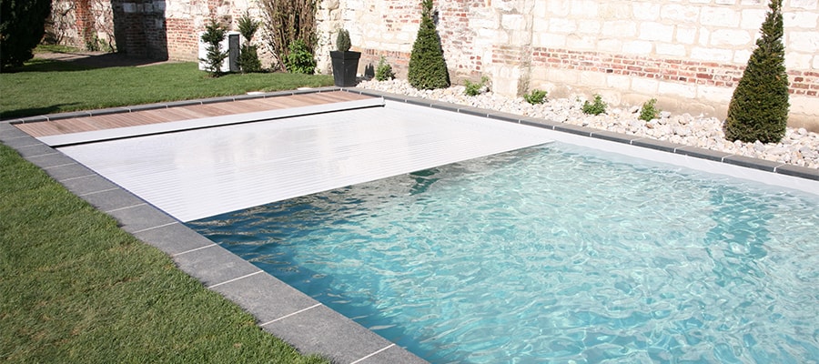 Volet de piscine immergé avec lames blanches et caillebotis en IPE