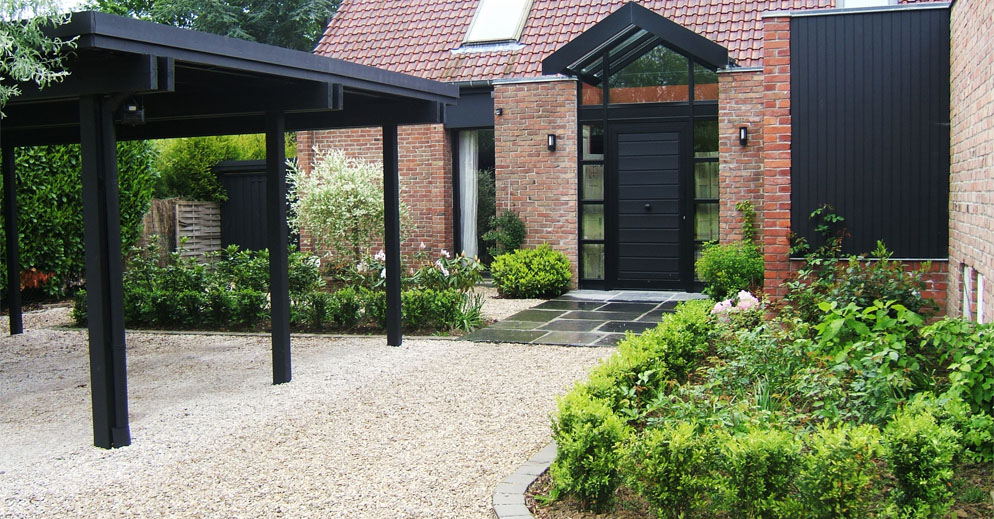 Entrée extérieure de maison en cailloux - Piscine et Jardin Nord 59