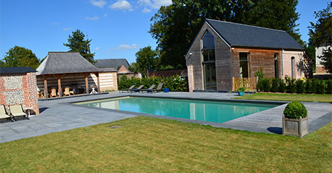 Création d'une piscine a esprit familial avec pool house et bains de soleil - PISCINE ET JARDIN AMIENS 80