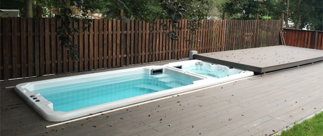 Le spa de nage peut être intégré dans un environnement dédié.