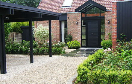 entrée de maison en cailloux de marne blanc