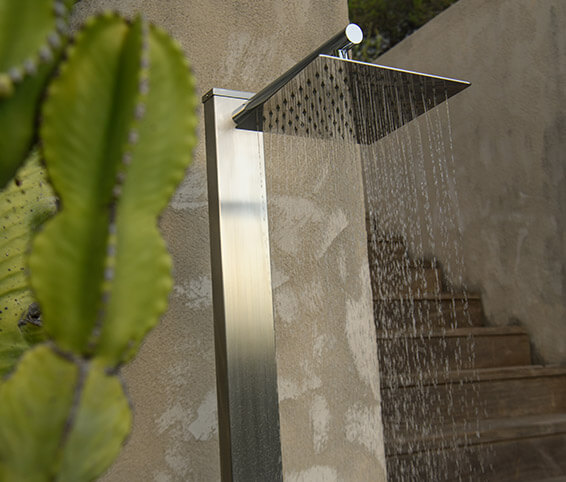 Gamme de douche extérieur en Inox moderne et design SQUADRA