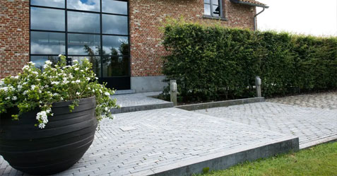 Aménagement extérieur de l'accès à la maison en pierre avec escalier